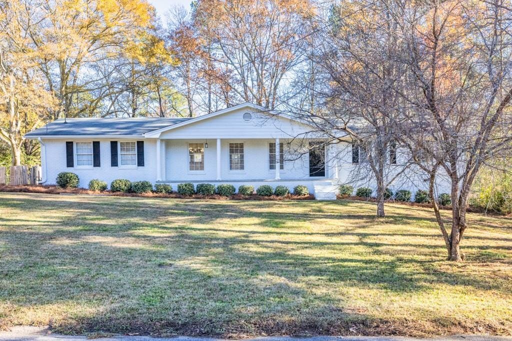 single story home featuring a front lawn