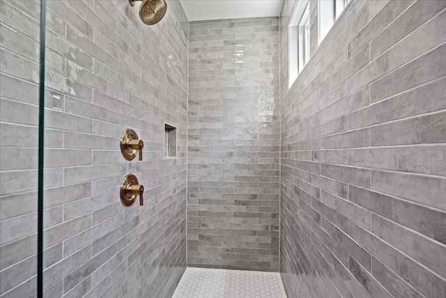 bathroom featuring tiled shower