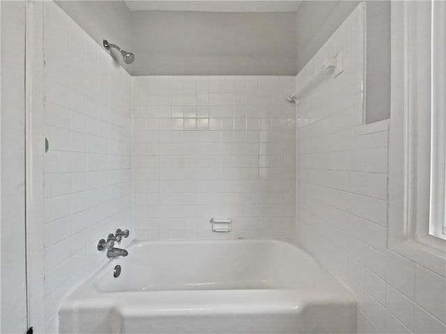 bathroom with tiled shower / bath