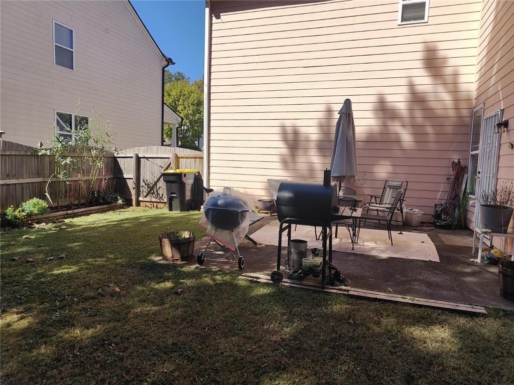 view of yard featuring a patio