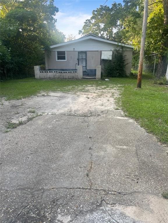 view of front facade with a front yard