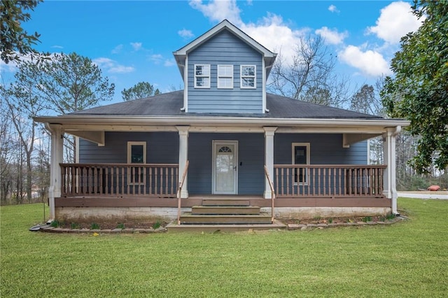 view of front facade featuring covered porch, a shingled roof, and a front yard