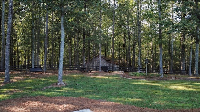 view of yard with an outdoor structure