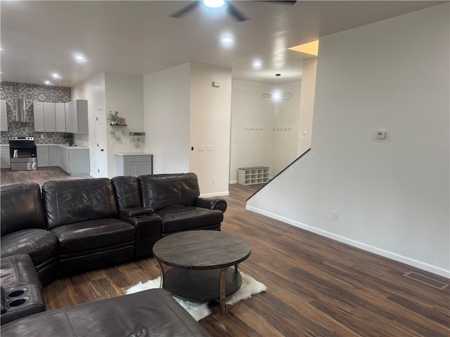 living area featuring recessed lighting, dark wood-type flooring, a ceiling fan, visible vents, and baseboards