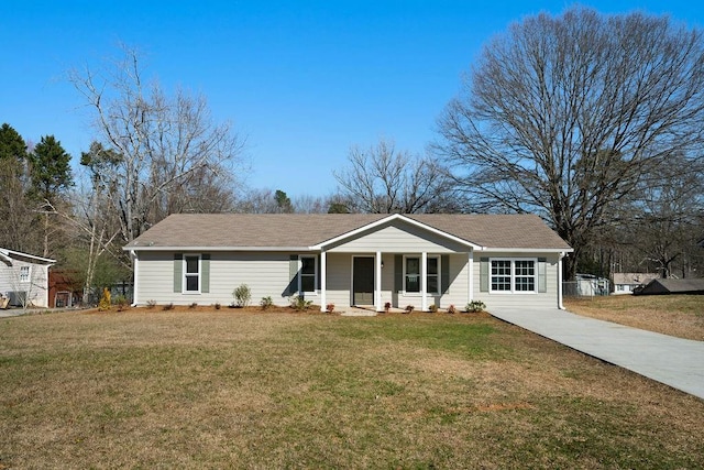 ranch-style house featuring a front yard