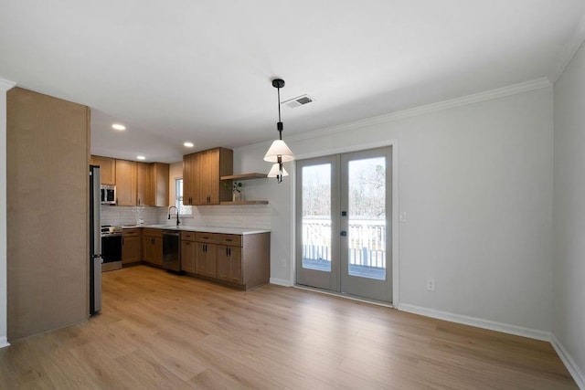 kitchen featuring light wood finished floors, visible vents, stainless steel appliances, open shelves, and backsplash