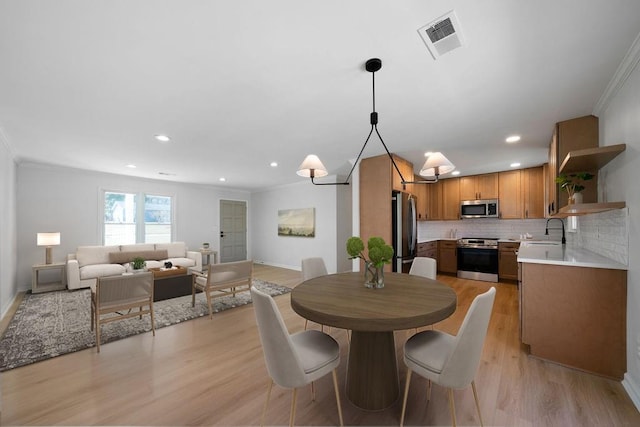 dining space featuring crown molding, recessed lighting, visible vents, light wood-type flooring, and baseboards