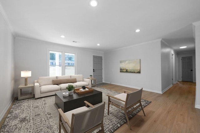 living area featuring recessed lighting, visible vents, light wood-style flooring, ornamental molding, and baseboards