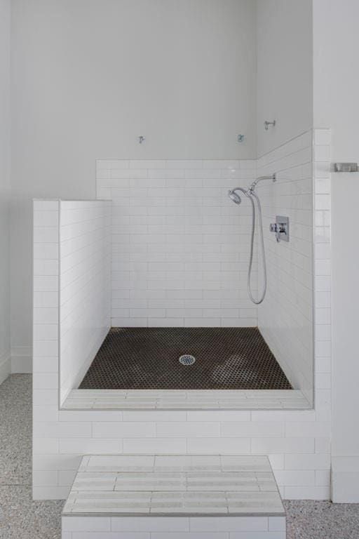 bathroom featuring a tile shower