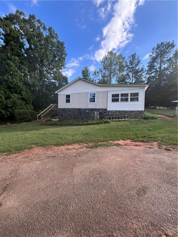 view of front of home featuring a front lawn