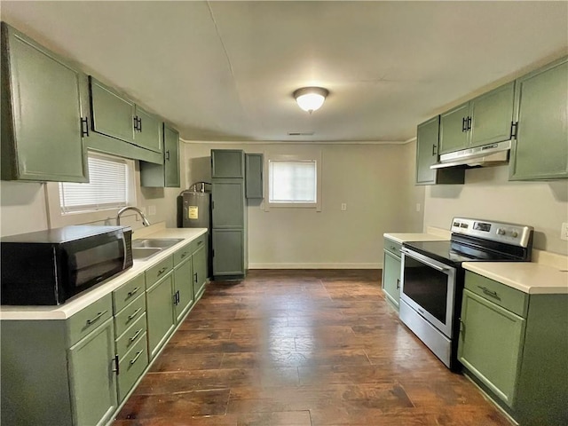 kitchen featuring stainless steel electric stove, sink, dark wood-type flooring, and green cabinetry