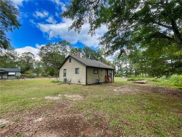 view of side of property featuring a lawn