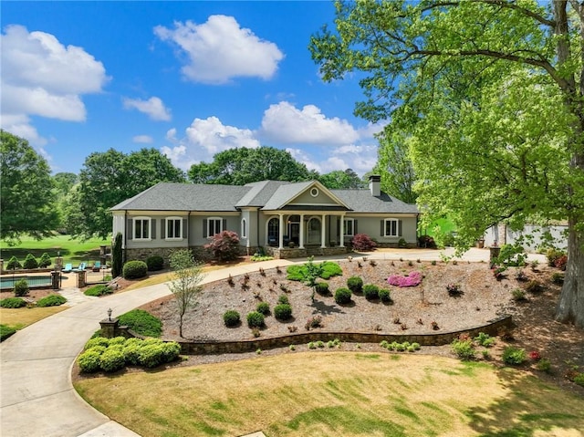 view of front facade with a front yard