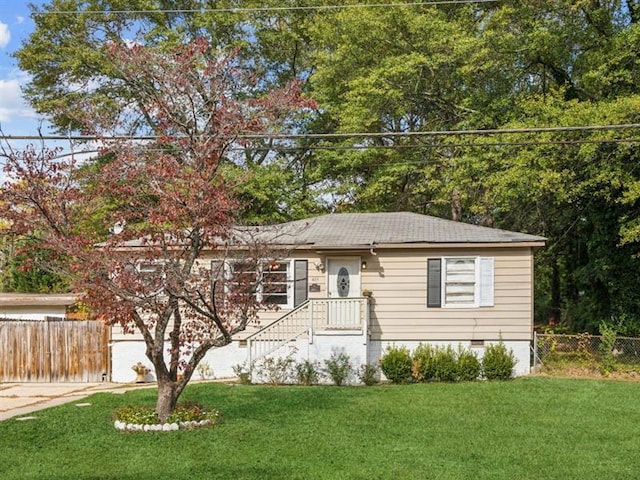 view of front of property with a front yard