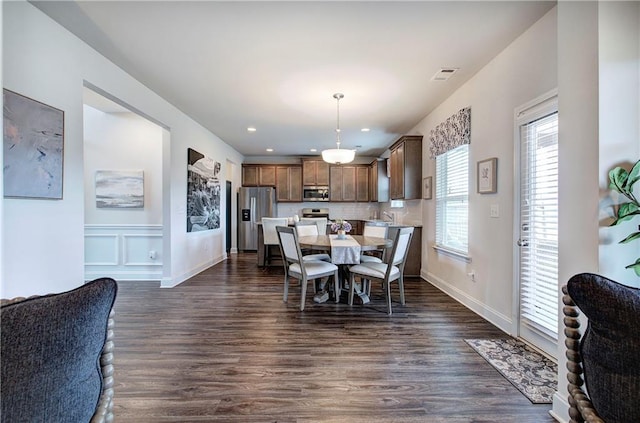 dining room with dark wood finished floors, recessed lighting, visible vents, and baseboards