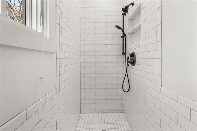 bathroom featuring tiled shower