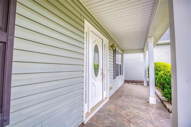 entrance to property featuring covered porch