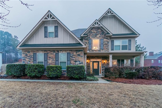 craftsman-style home featuring a front lawn and a porch