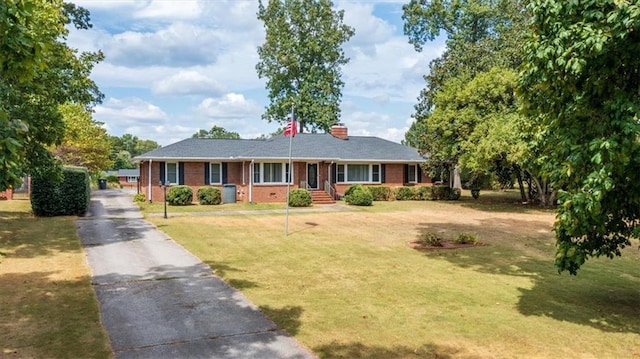 view of front of property featuring a front yard