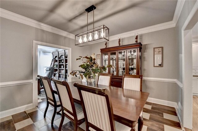 1595 Northcliff Trce, Roswell, GA 30076 - dining area featuring crown molding, a chandelier, and baseboards