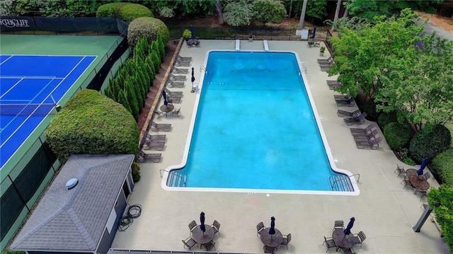 1595 Northcliff Trce, Roswell, GA 30076 - community pool featuring fence and a tennis court