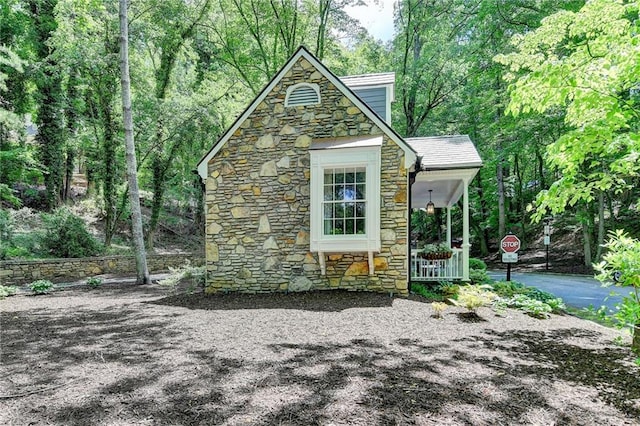 1595 Northcliff Trce, Roswell, GA 30076 - view of front facade featuring stone siding