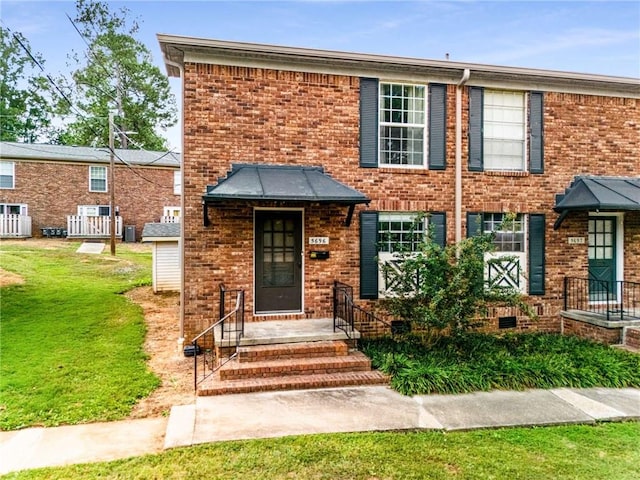 view of front of home with a front yard