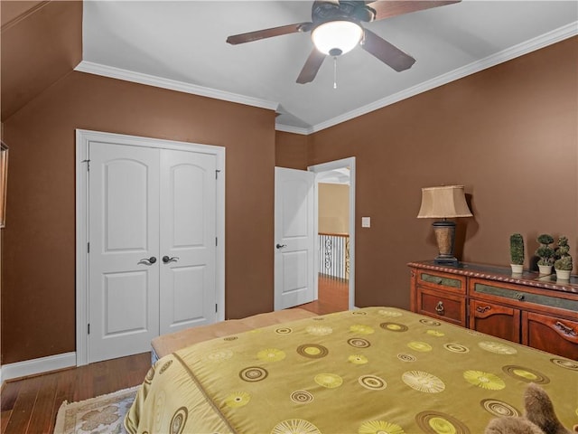 bedroom with a closet, crown molding, a ceiling fan, and wood finished floors