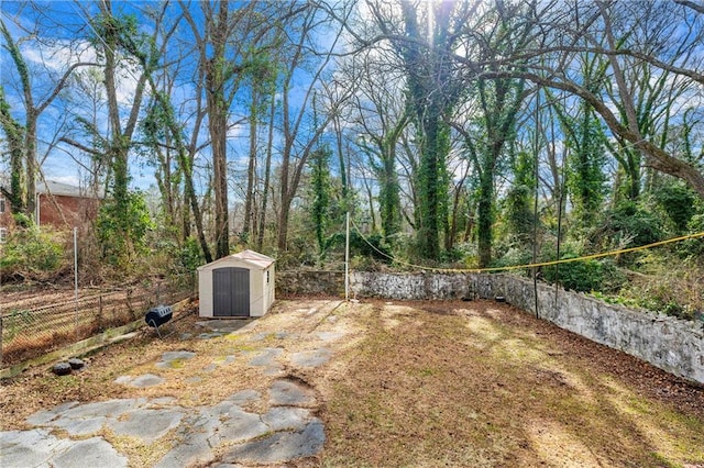 view of yard with a storage shed