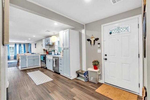 entrance foyer with baseboards, dark wood finished floors, visible vents, and recessed lighting