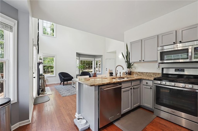 350 Eagle Tiff Dr, Sugar Hill, GA 30518 - kitchen featuring appliances with stainless steel finishes, gray cabinets, a peninsula, and plenty of natural light
