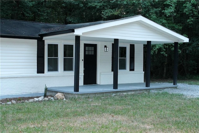 view of front facade featuring a front yard