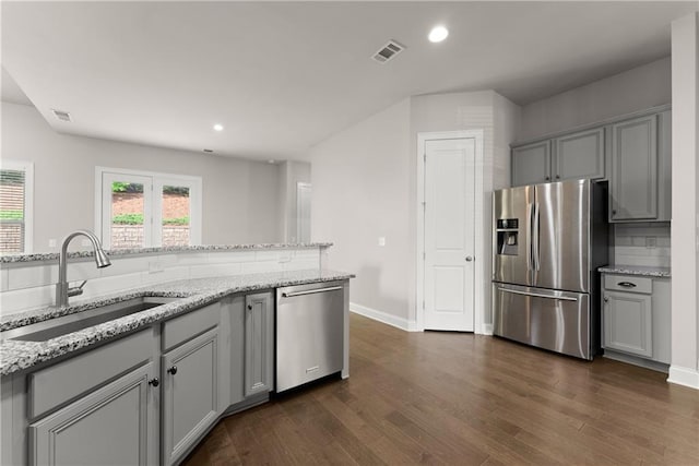 427 Dawson Pointe Pkwy, Dawsonville, GA 30534 - kitchen with appliances with stainless steel finishes, a sink, gray cabinets, dark wood-type flooring, and recessed lighting