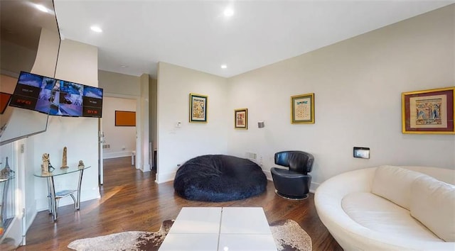 living room featuring recessed lighting, wood finished floors, and baseboards