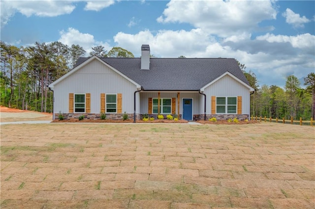 view of front of property featuring a front lawn