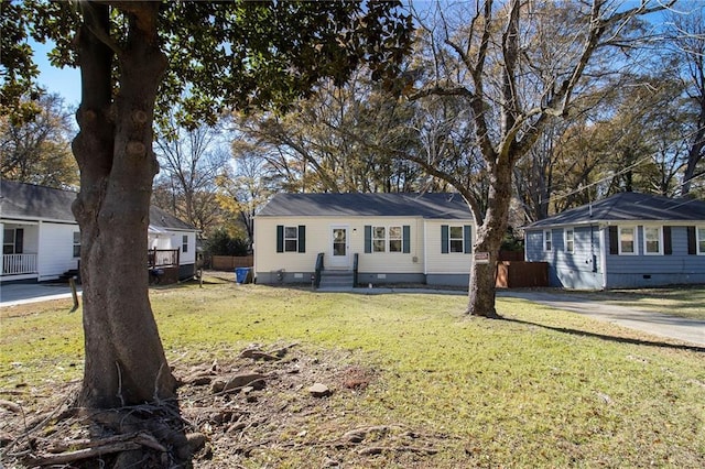 ranch-style home featuring a front lawn