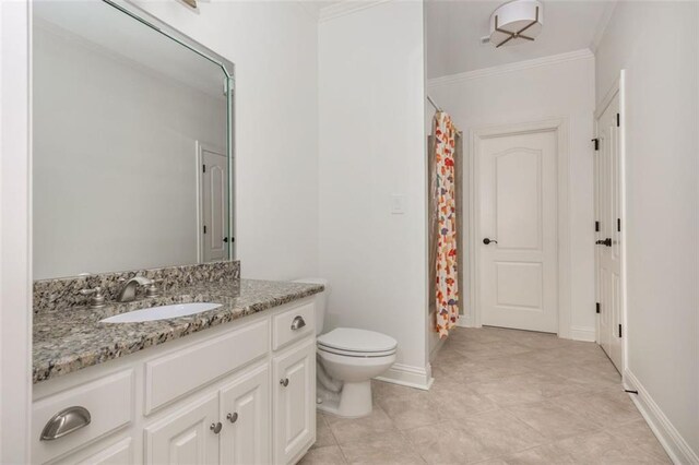 full bathroom with vanity, crown molding, toilet, baseboards, and a shower with curtain