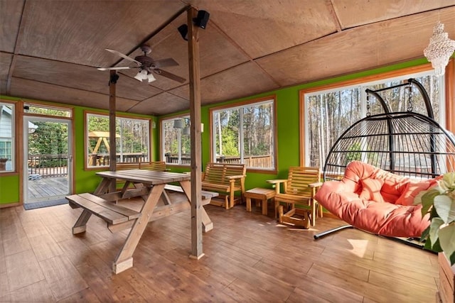 sunroom with ceiling fan