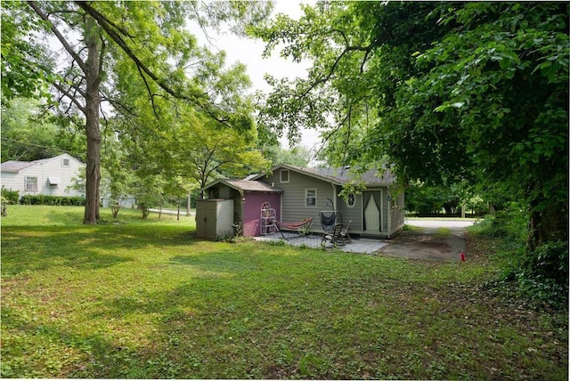 842 Third St, Stone Mountain, GA 30083 - view of green lawn featuring a patio area