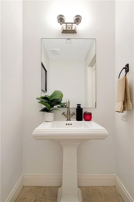 905 Juniper St NE Unit 805, Atlanta, GA 30309 - bathroom featuring baseboards