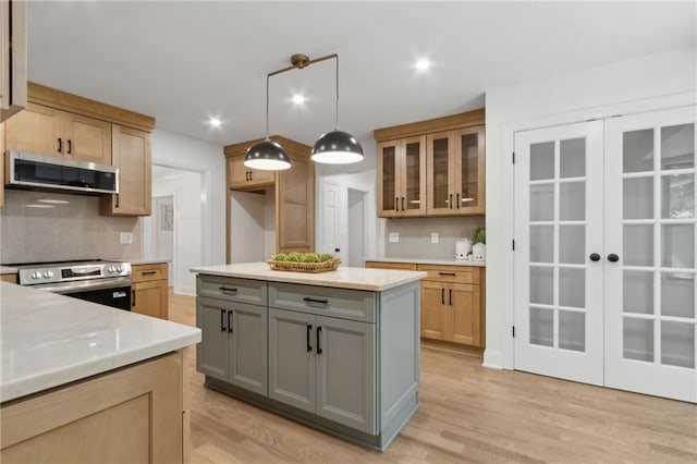 9165 Eves Cir, Roswell, GA 30076 - kitchen featuring stainless steel appliances, backsplash, light wood-style flooring, recessed lighting, and glass insert cabinets