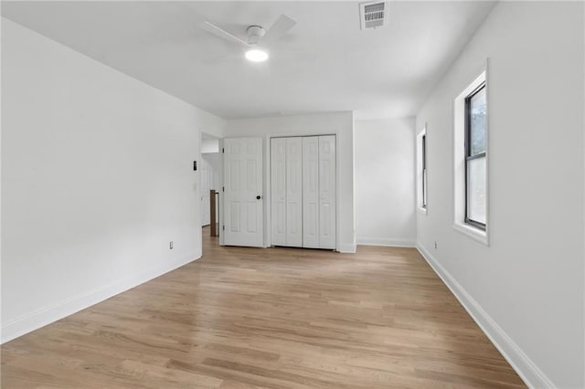 9165 Eves Cir, Roswell, GA 30076 - unfurnished bedroom featuring light wood-style floors, a closet, and a ceiling fan