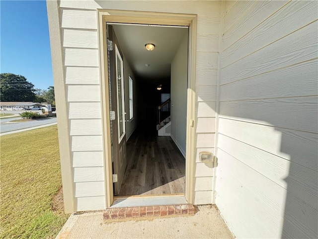 entrance to property featuring a yard