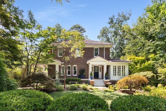 view of front of property featuring a front yard