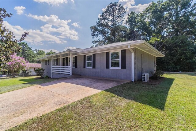 ranch-style house featuring a front lawn