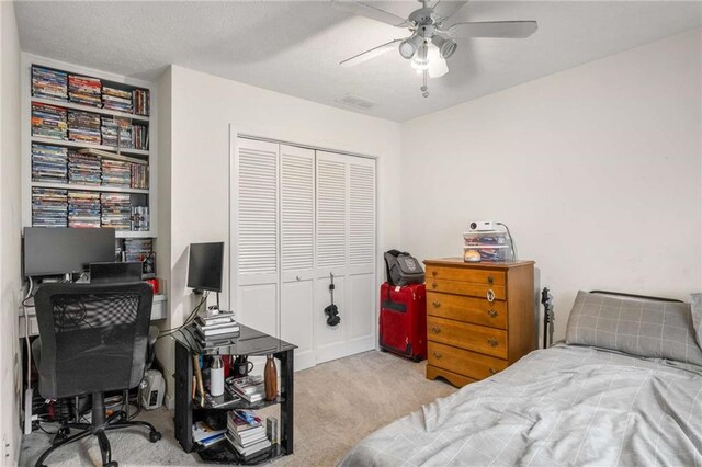 7275 Oswego Trl, Riverdale, GA 30296 - bedroom with carpet floors, a ceiling fan, a closet, and visible vents