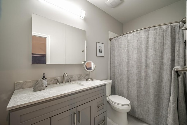 bathroom with curtained shower, toilet, and vanity