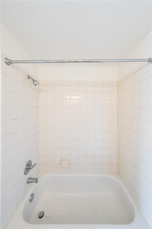 bathroom featuring tiled shower / bath combo