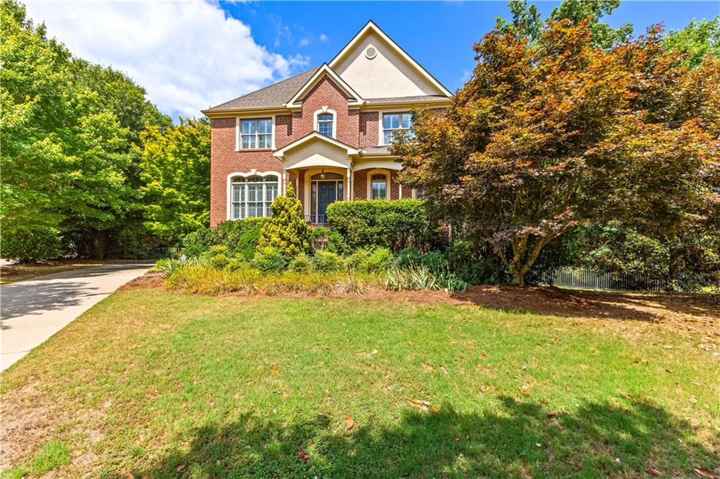 view of front of property featuring a front yard