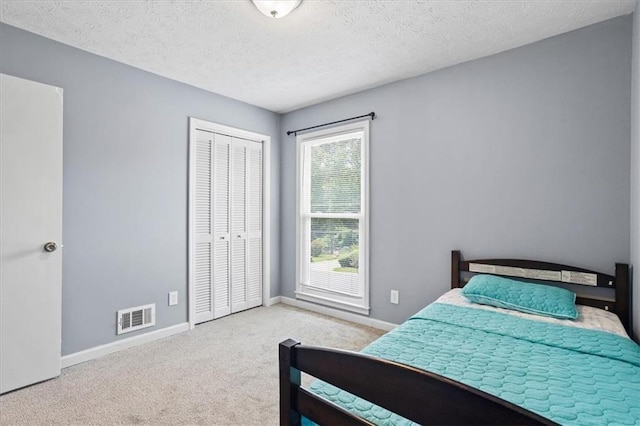 2711 Bluffton Rd, Buford, GA 30519 - bedroom with carpet floors, a closet, and a textured ceiling